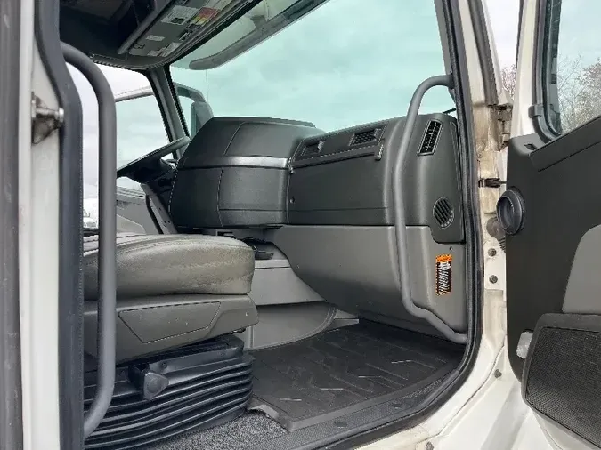 2020 Volvo VNL64860