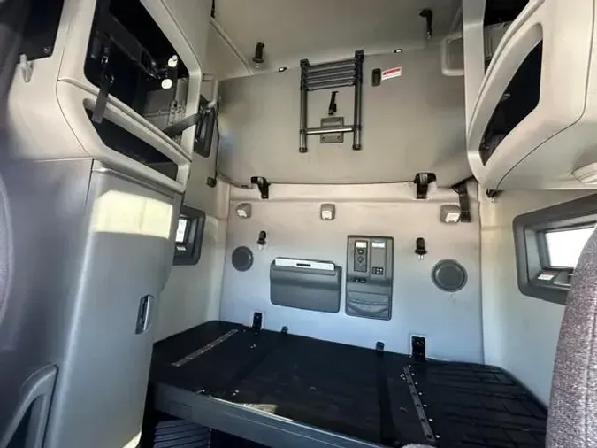 2022 Volvo VNL64T760
