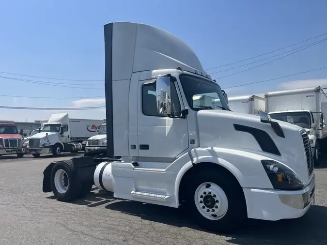 2017 VOLVO VNL42T 300