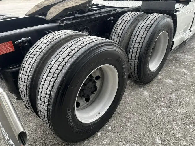 2021 VOLVO VNL64T760