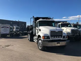 2003 MACK CV713