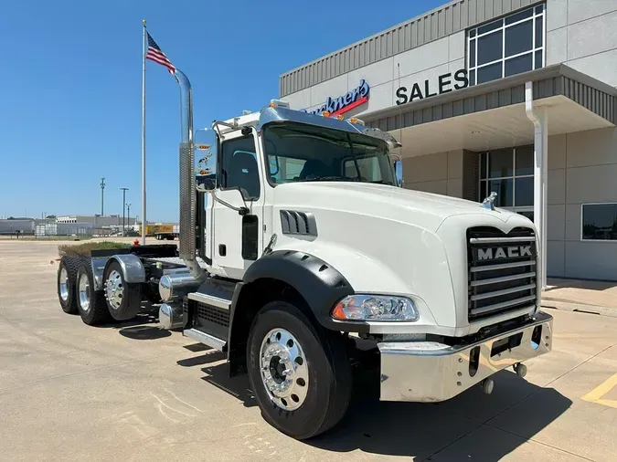 2020 MACK GR64BT