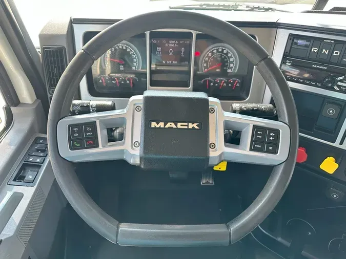 2021 MACK PI64T