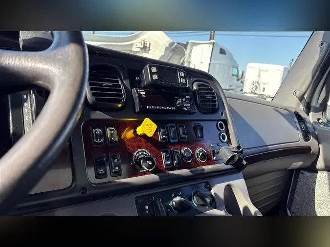 2018 FREIGHTLINER M2-106