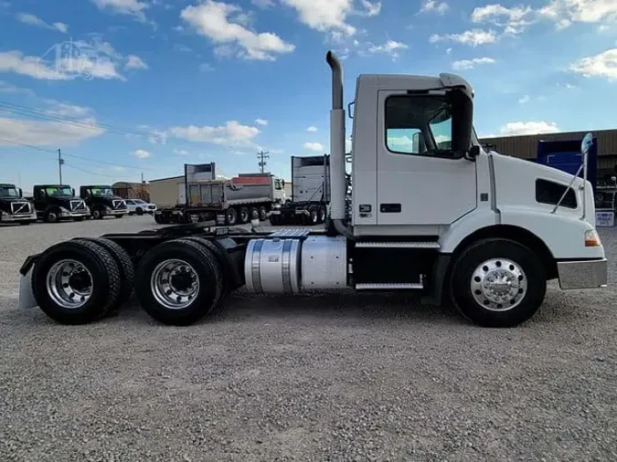 2014 VOLVO VNM64T200