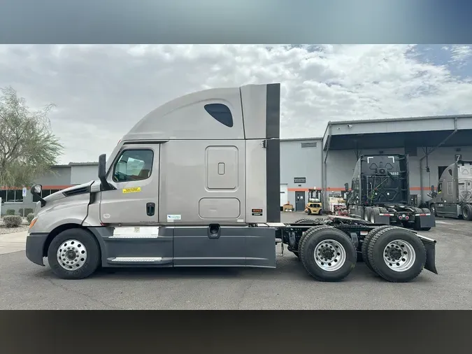 2023 Freightliner Cascadia 126d24a851f95d646badf1a51217e5d5399