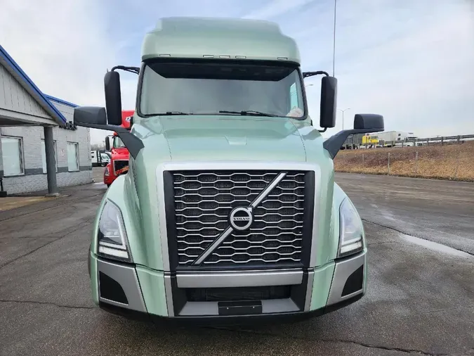 2025 VOLVO VNL64T760