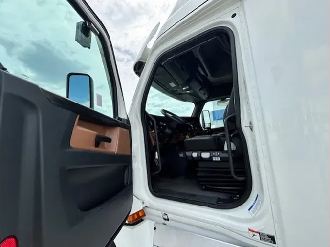 2023 Freightliner Cascadia 126
