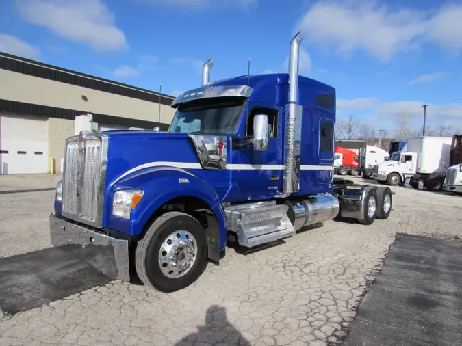 2023 Kenworth W990