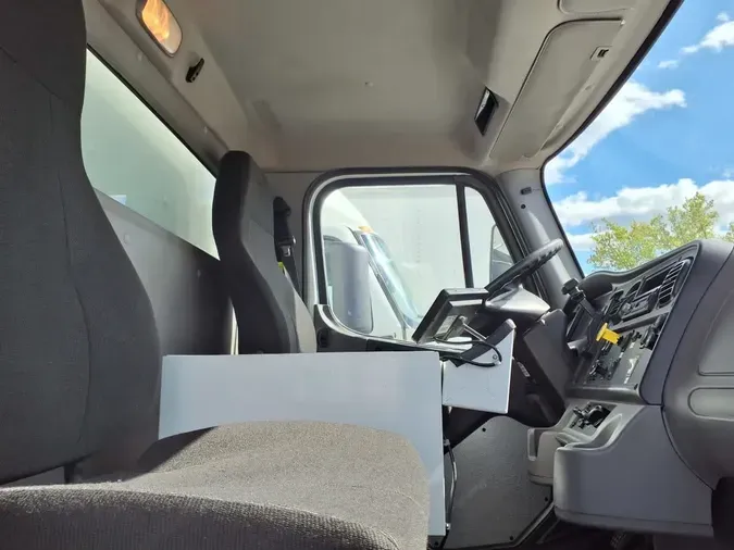 2016 FREIGHTLINER/MERCEDES M2 106
