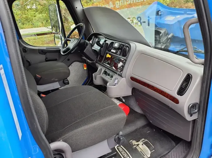 2022 FREIGHTLINER/MERCEDES M2 106