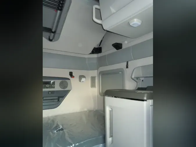2025 VOLVO VNL64Tv04