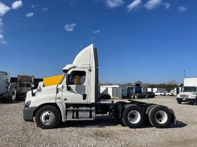 2019 Freightliner X12564ST