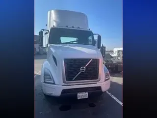 2018 VOLVO VNL64T-300