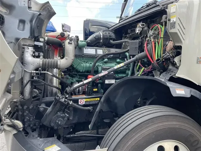 2022 VOLVO VNL760