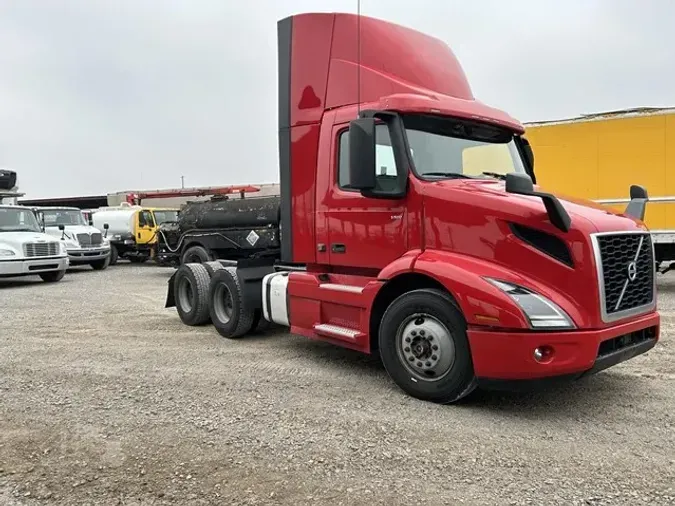 2020 VOLVO VNR64T300