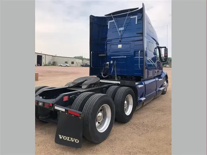2020 VOLVO VNL760