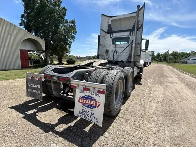 2017 VOLVO VNL64T300