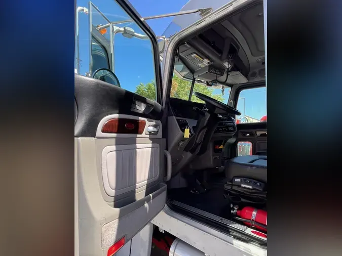 2023 Peterbilt 389