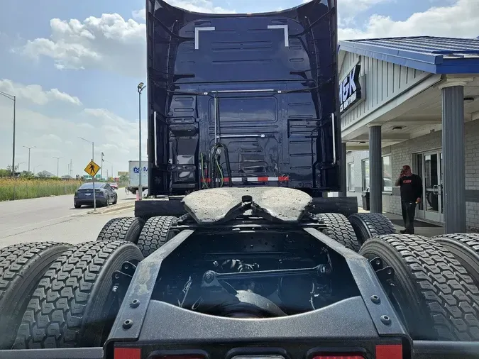 2023 VOLVO VNL64T760