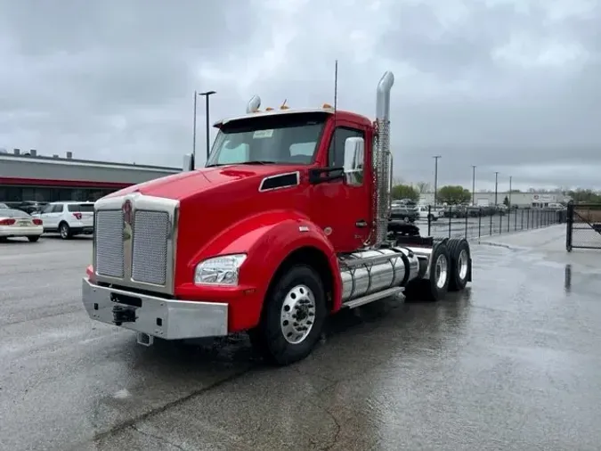 2025 Kenworth T880