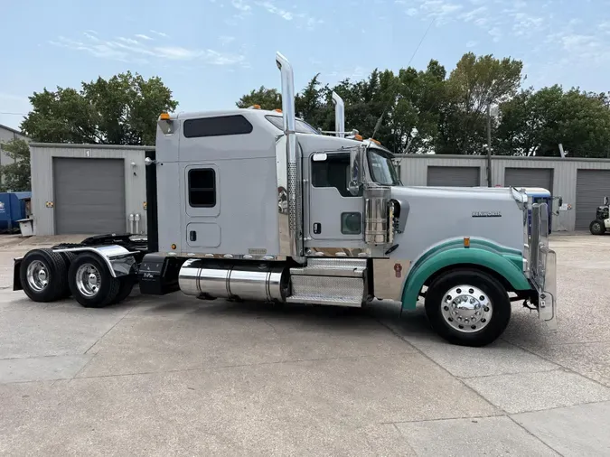 2020 Kenworth W900