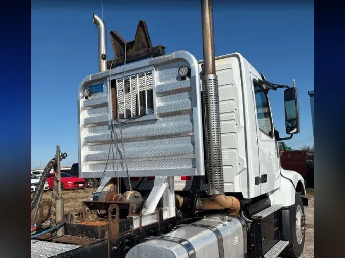 2023 VOLVO VHD64FT300