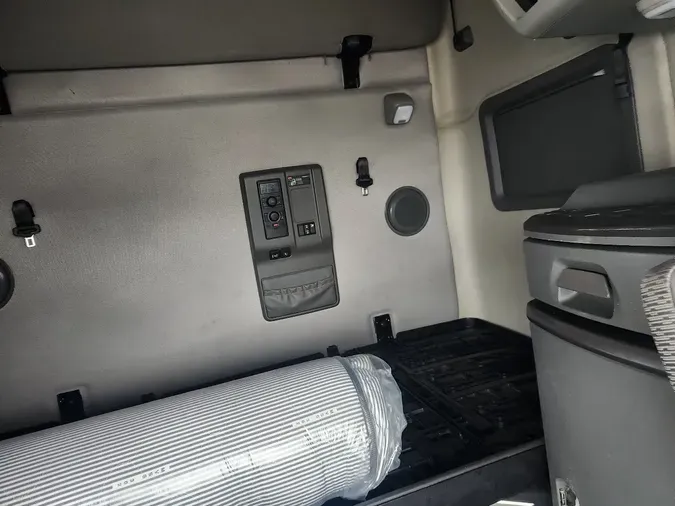 2023 VOLVO VNL64T760