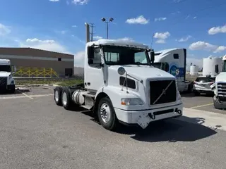 2015 VOLVO VNM64200