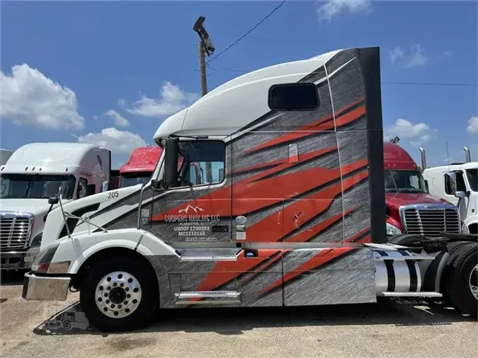 2011 VOLVO VNL64T670