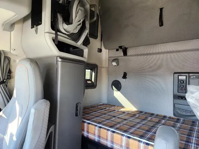 2025 VOLVO VNL64T760d3479efdd495f3180efeea76024189d2