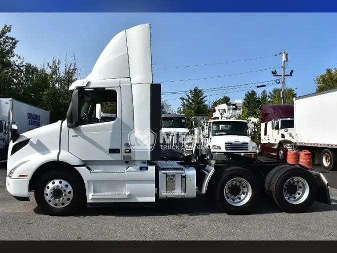 2022 VOLVO VNR64T300