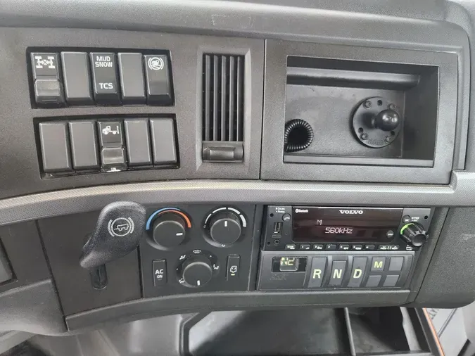 2022 VOLVO VNR64T300