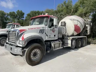 2021 MACK GR64F