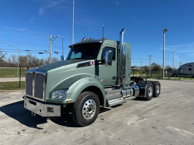 2025 Kenworth T880