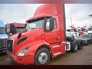 2020 VOLVO VNR64T300