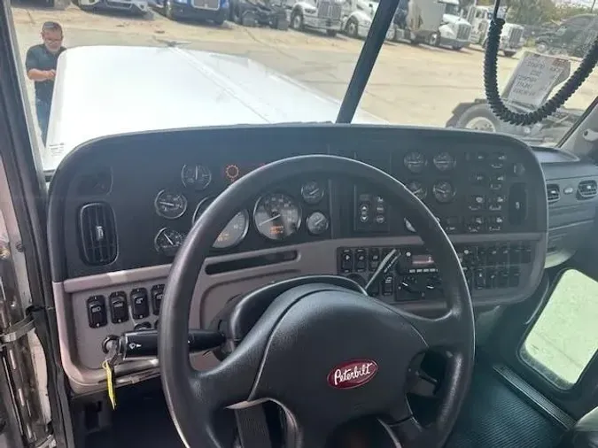 2022 Peterbilt 389