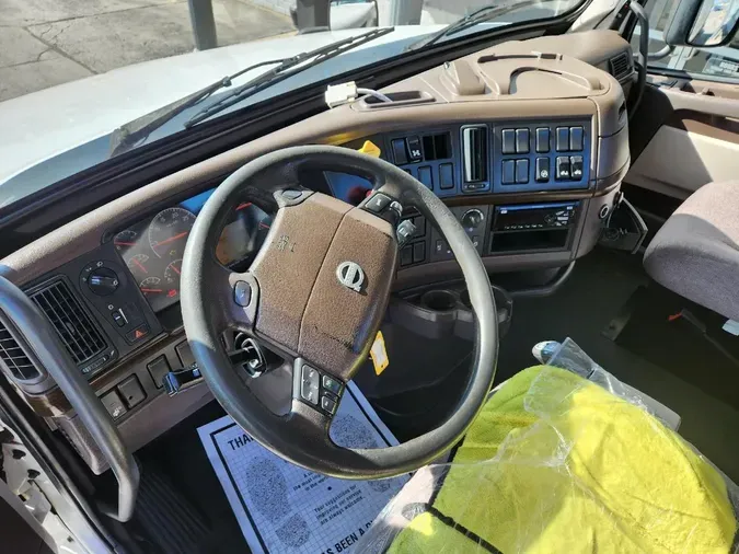 2018 VOLVO VNL64T300