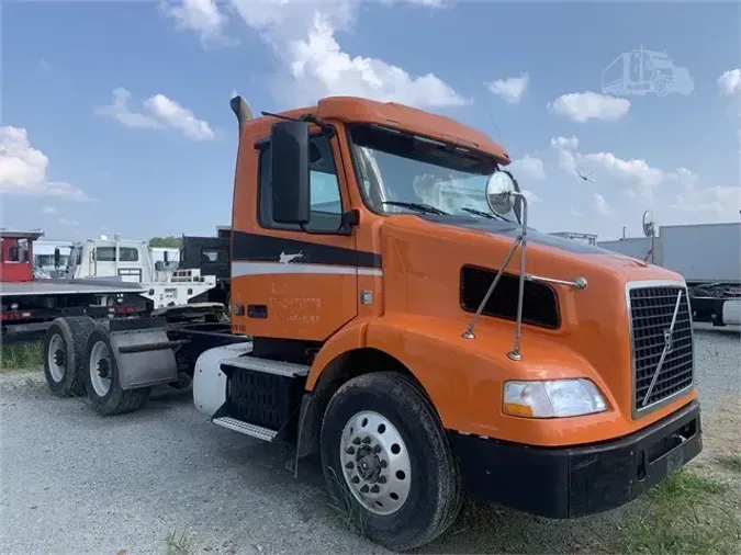 2015 VOLVO VNM64T200