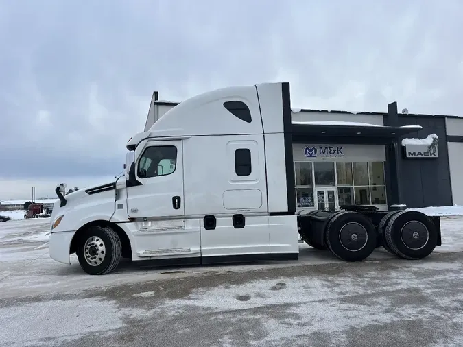 2023 FREIGHTLINER Cascadia 126