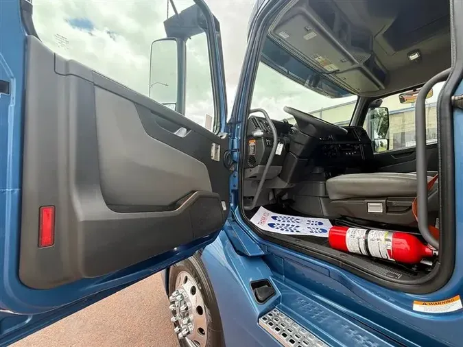 2021 VOLVO VNL760
