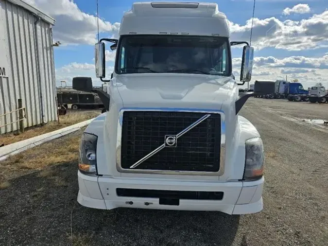2011 VOLVO VNL64T670