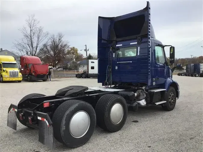 2020 VOLVO VNR300