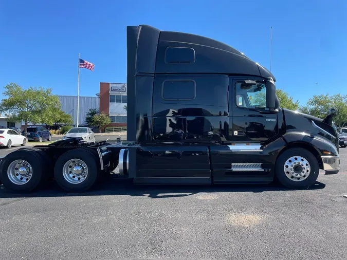 2025 VOLVO VNL64T860