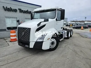 2023 VOLVO VNL64T300