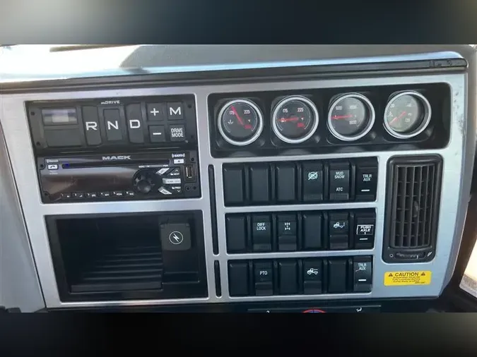 2021 MACK GR64BT