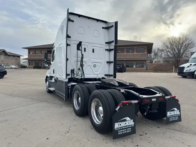 2022 FREIGHTLINER Cascadia 126