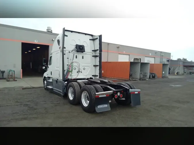 2023 Freightliner Cascadia 126d424c050763fa59f75f61a99f2ebe10e