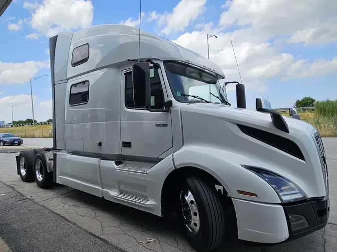 2023 VOLVO VNL64T860