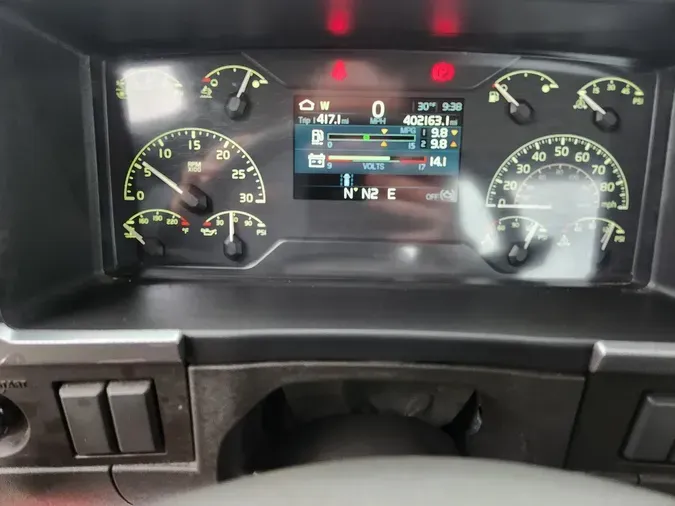 2022 VOLVO VNR64T300